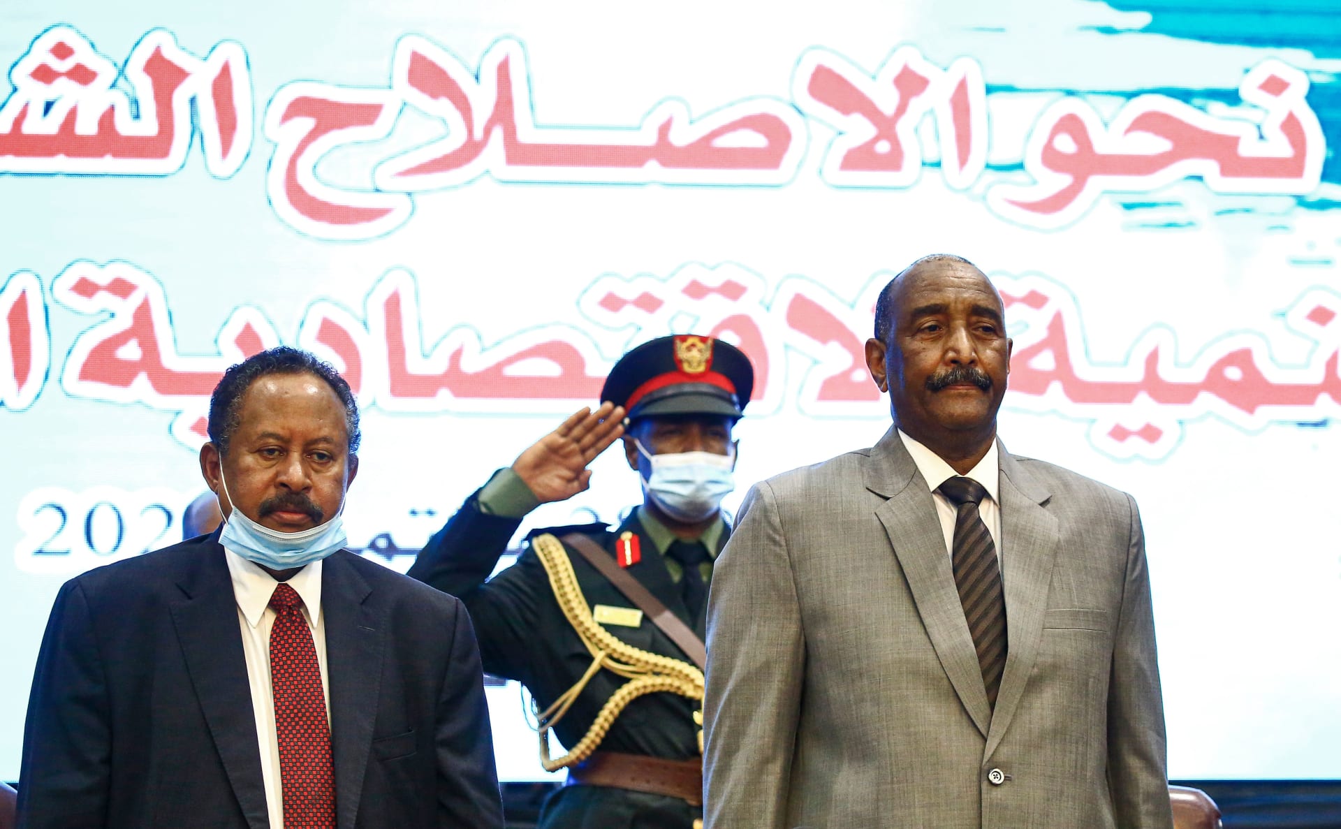 لماذا يطالب “البرهان” بحل الحكومة الانتقالية في السودان؟