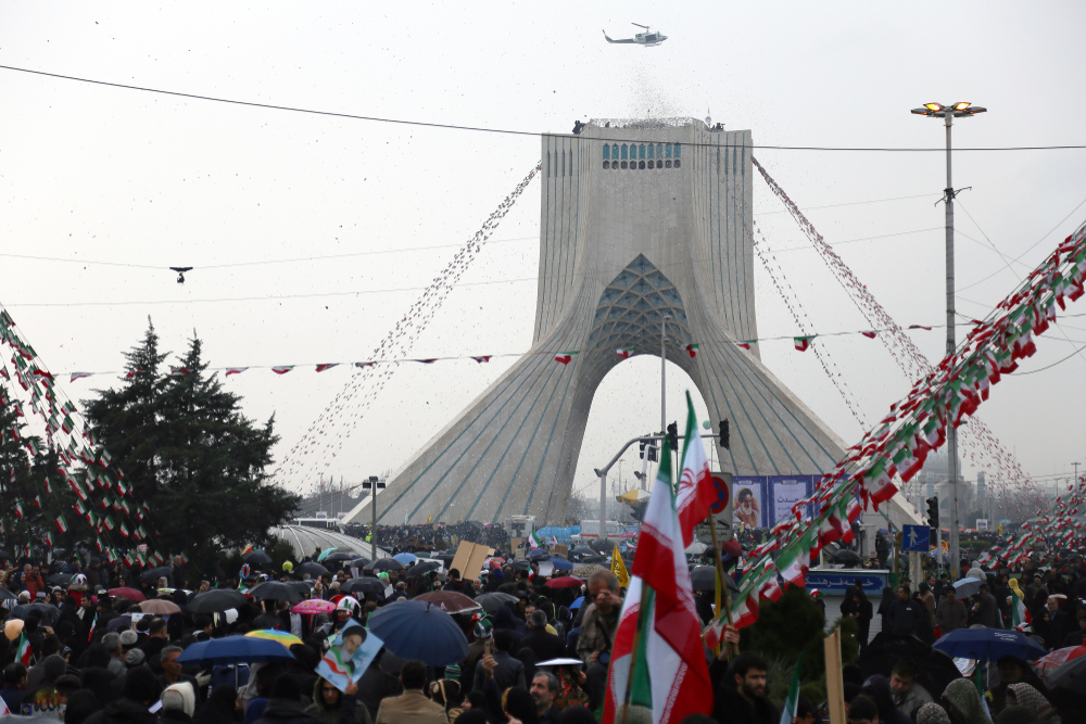 لماذا جددت إيران مواقفها إزاء أزمات المنطقة في ذكرى الثورة؟