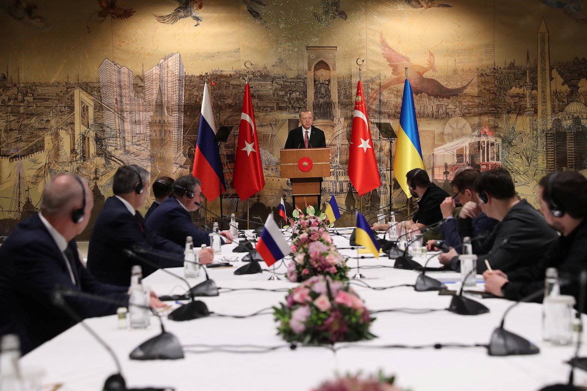 لماذا تهتمّ تركيا برعاية المفاوضات الروسية الأوكرانية؟