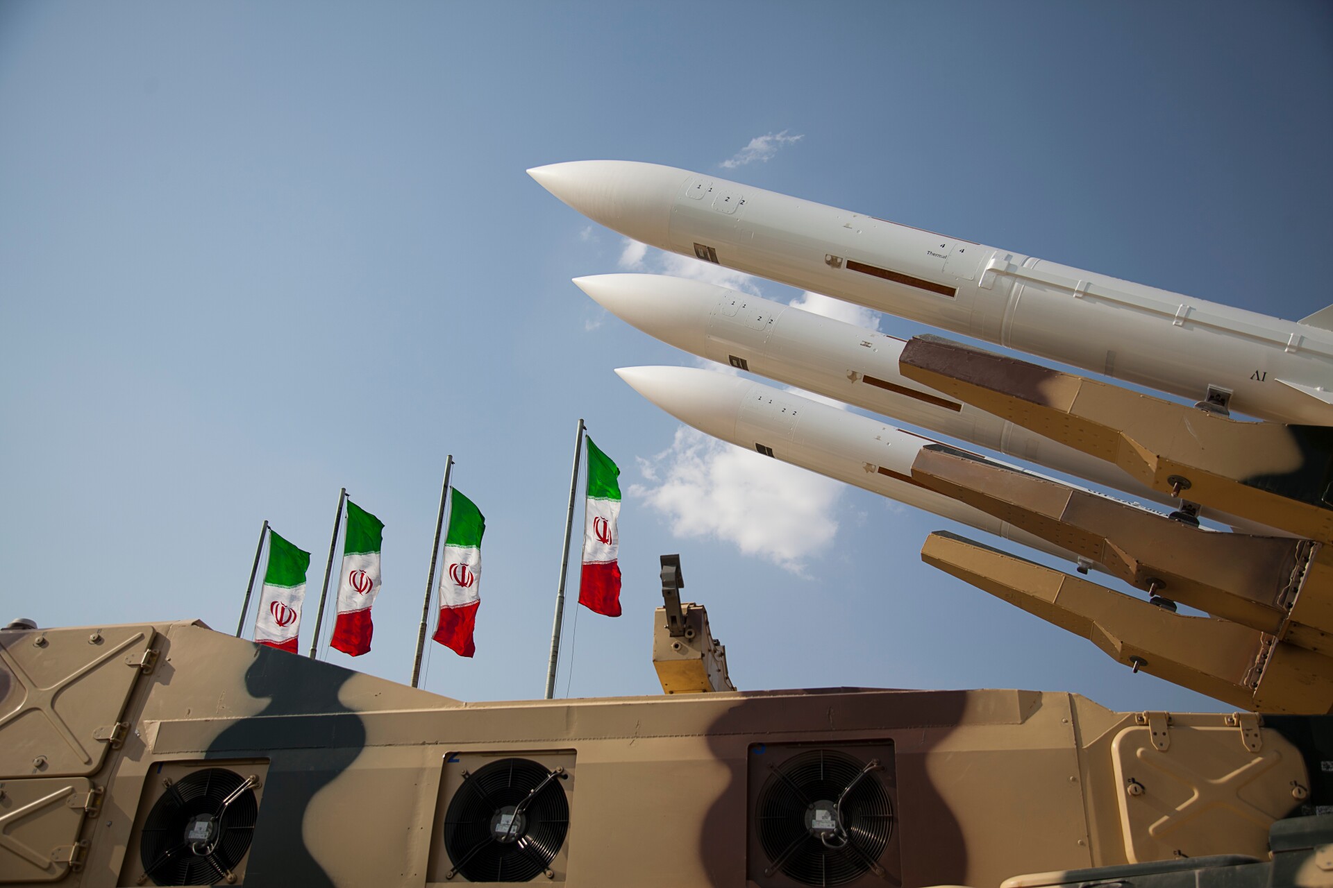 لماذا توجّه إيران رسائل نووية متناقضة؟