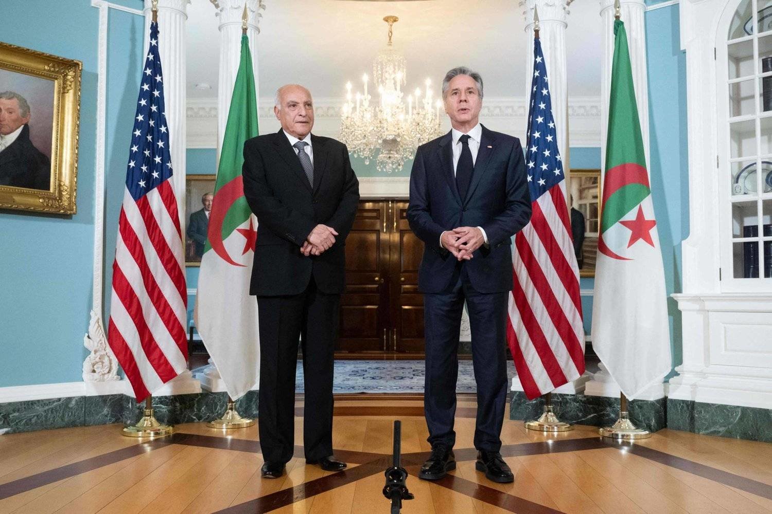 دوافع الجزائر لموازنة العلاقات بين الشرق والغرب